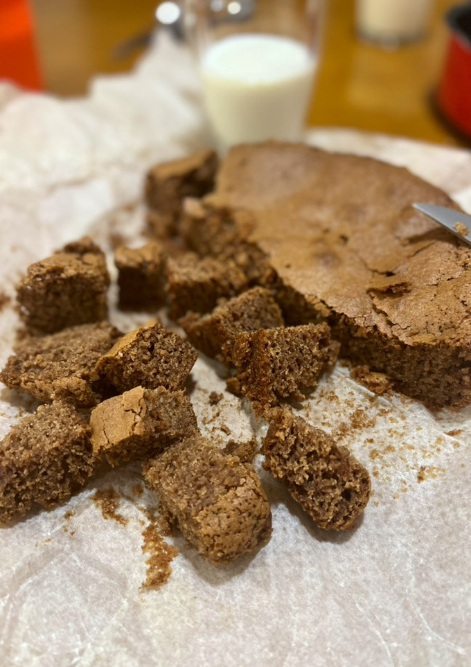 Una foto de Bizcocho de yogur y colacao muy esponjoso y para hacer con los niños