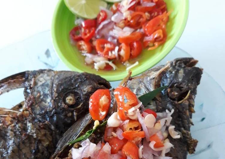 Proses memasak Ikan goreng sambel matah Lezat