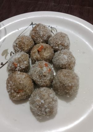 A picture of Balls of Left over rotis (ladoos).