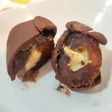 Dátiles con crema de cacahuete y chocolate