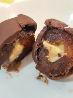 Una foto de Dátiles con crema de cacahuete y chocolate