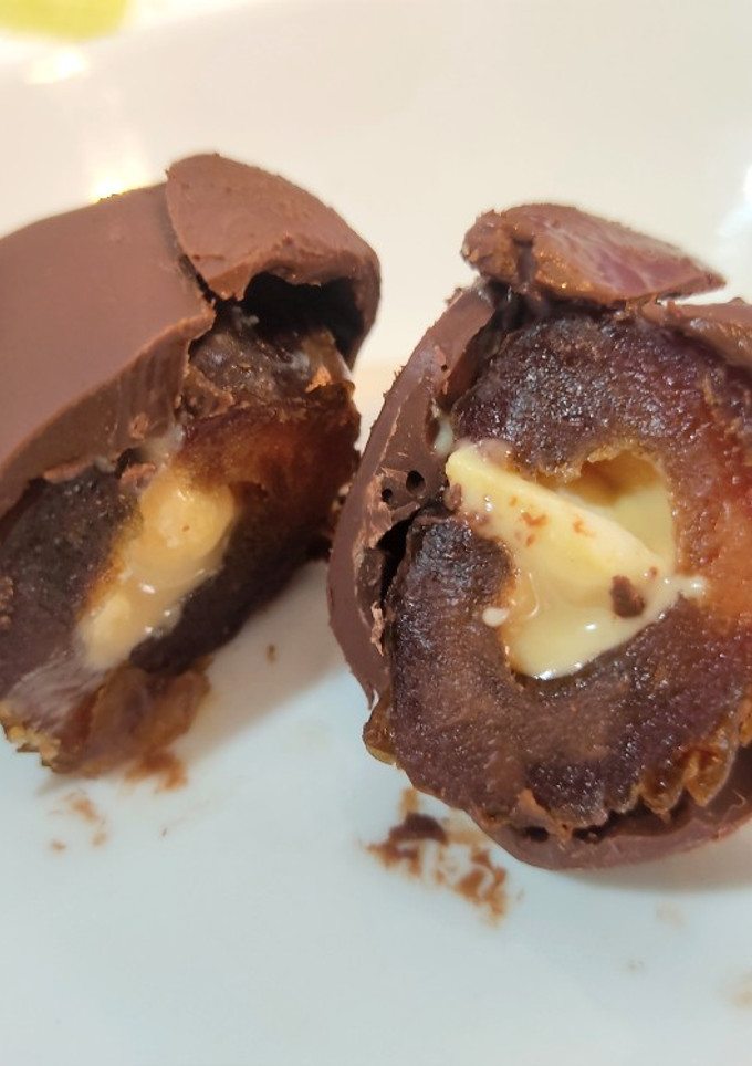 Una foto de Dátiles con crema de cacahuete y chocolate