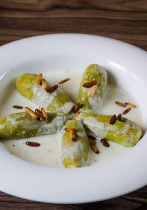 A picture of Stuffed_zucchini_cooked_in_yogurt.