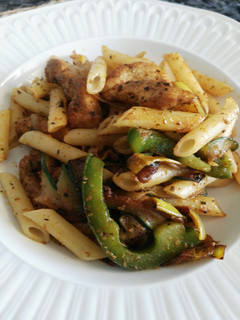 Una foto de Macarrones con verduras y pollo