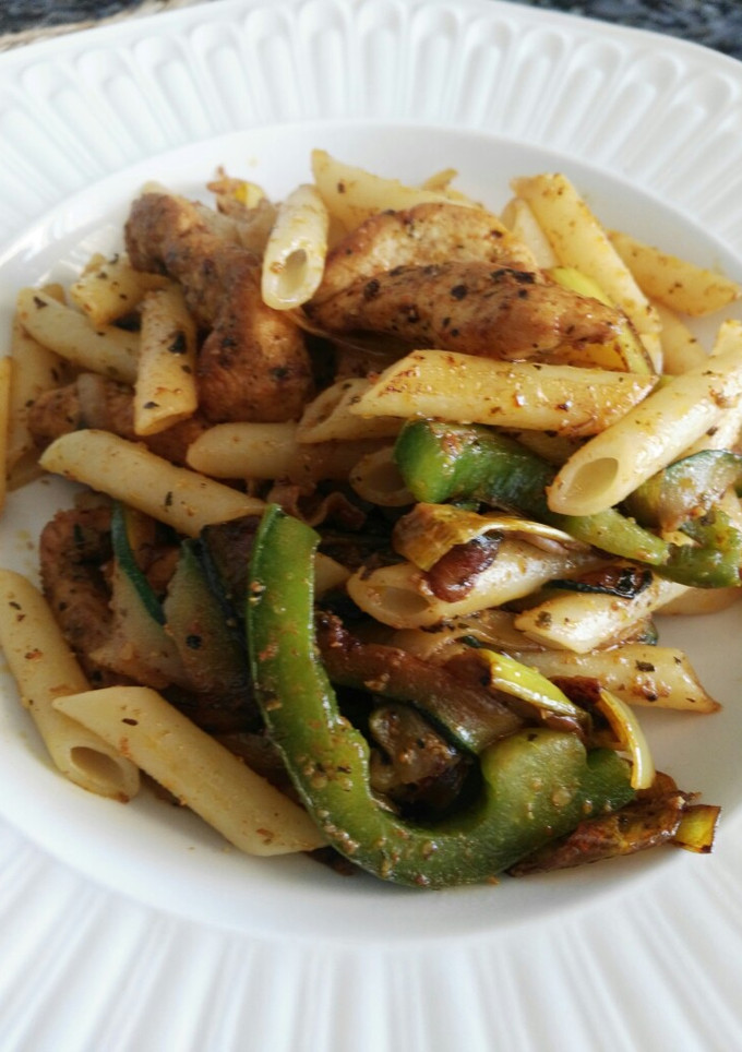 Una foto de Macarrones con verduras y pollo
