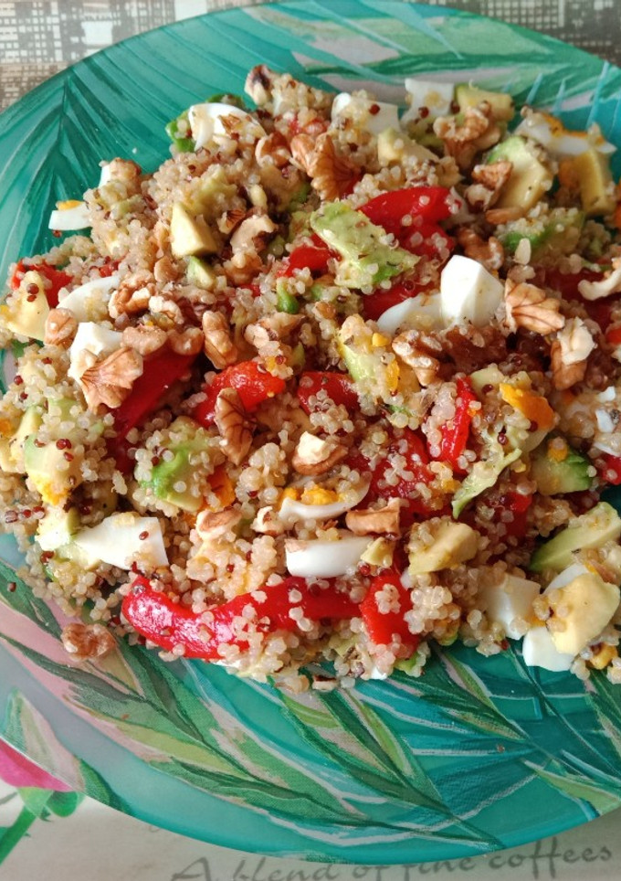 Una foto de Ensalada de quinoa + 4 ingredientes