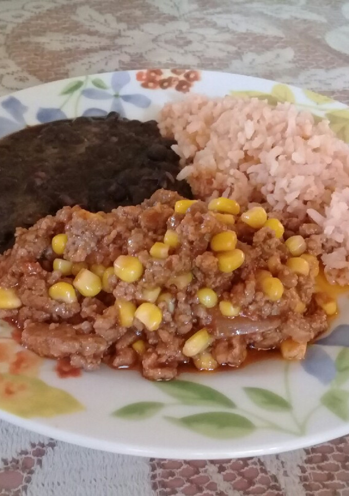Una foto de Carne molida con elotito 🍖🌽