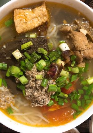 A picture of Vietnamese Crab Noodle Soup (Bún Riêu Cua Đồng).