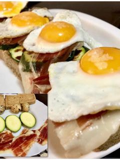 Una foto de Huevos de codorniz con calabacín y jamón