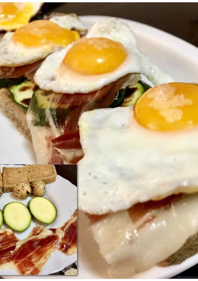 Una foto de Huevos de codorniz con calabacín y jamón