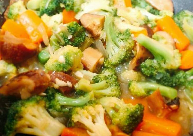 Langkah Mudah untuk Menyiapkan Tumis Broccoli jamur wortel yang Enak Banget
