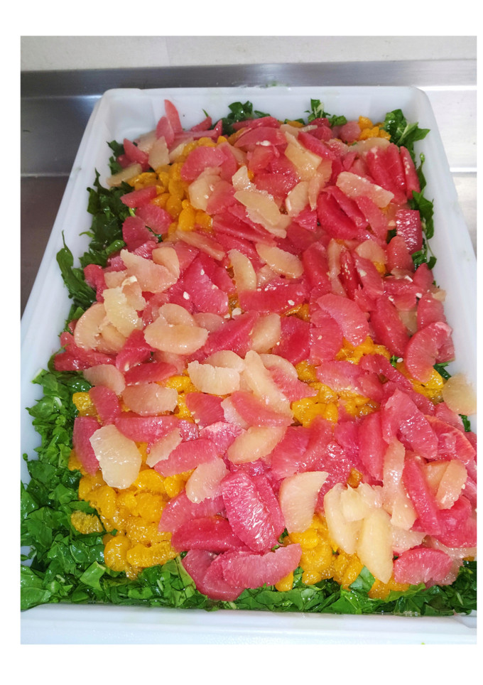 Una foto de Ensalada agridulce de espinaca y acelga