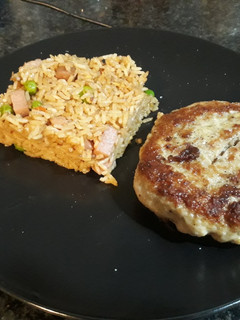 Una foto de Hamburguesa de pollo y arroz tres delicias