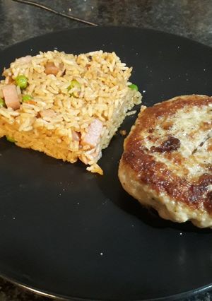 Una foto de Hamburguesa de pollo y arroz tres delicias