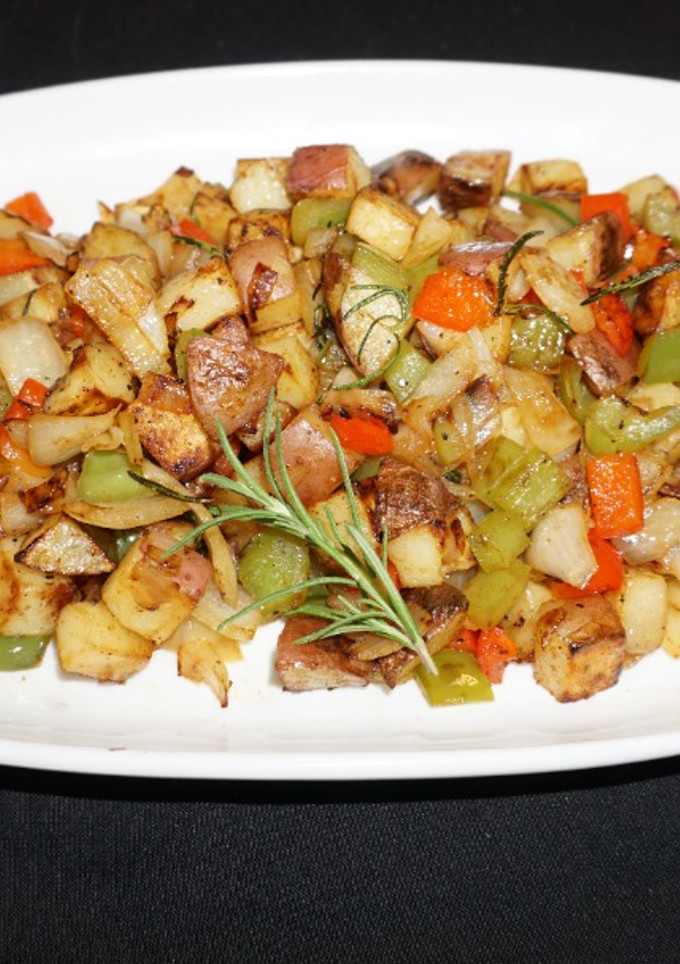 Una foto de Papas salteadas con romero y pimientos
