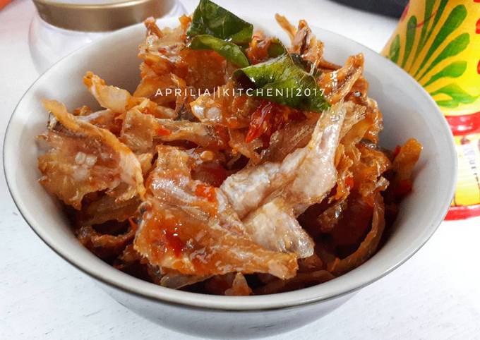 Resep Ikan Asin Bilis Pedas Manis Renyah Mudah Praktis Oleh Aprilia Kitchen Cookpad