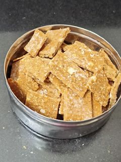 તલ શીંગ ચીકી (Tal shing chikki Recipe in gujarati) રેસીપી મુખ્ય ફોટો