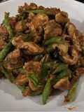 ไก่ผัดพริกแกง