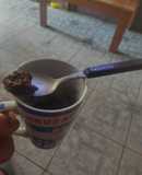 Brownie de galletas en taza