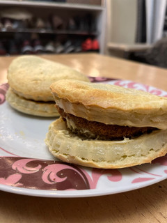 Una foto de Sándwich de milanesa (en pan de chipá de roquefort)