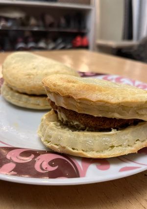 Una foto de Sándwich de milanesa (en pan de chipá de roquefort)