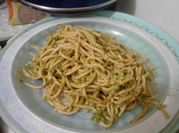 Una foto de tallarines con crema y cilantro