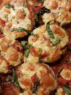Una foto de Berenjena con parmesano y albahaca