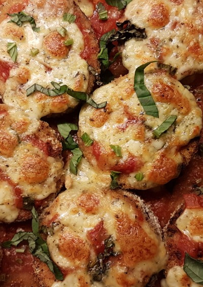 Una foto de Berenjena con parmesano y albahaca