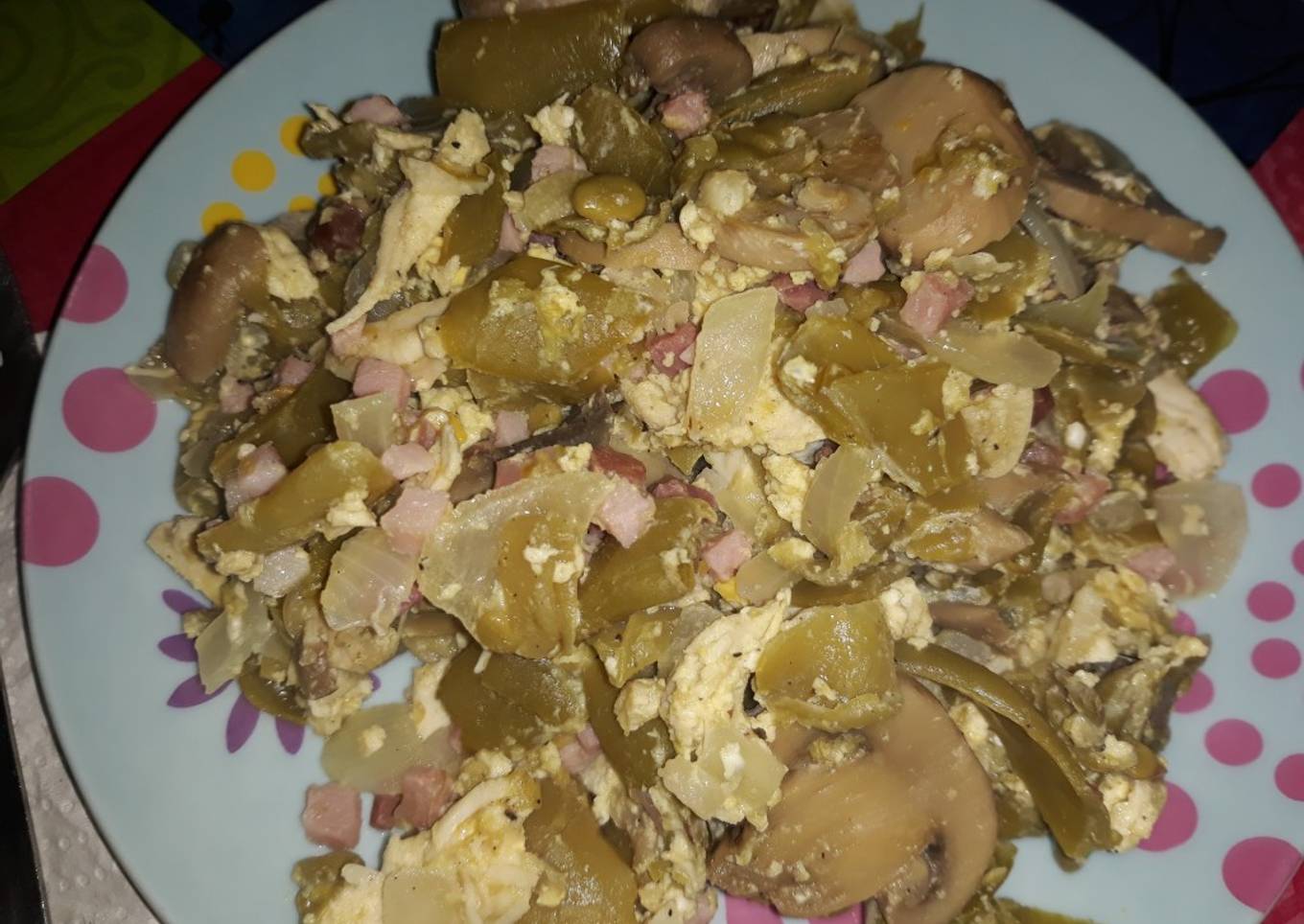 Judías planas con taquitos de jamón, pollo y huevo