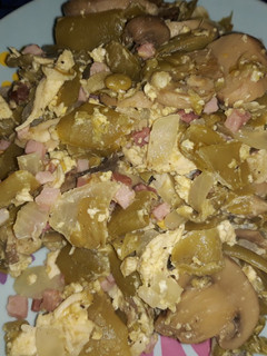 Una foto de Judías planas con taquitos de jamón, pollo y huevo