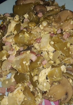 Una foto de Judías planas con taquitos de jamón, pollo y huevo