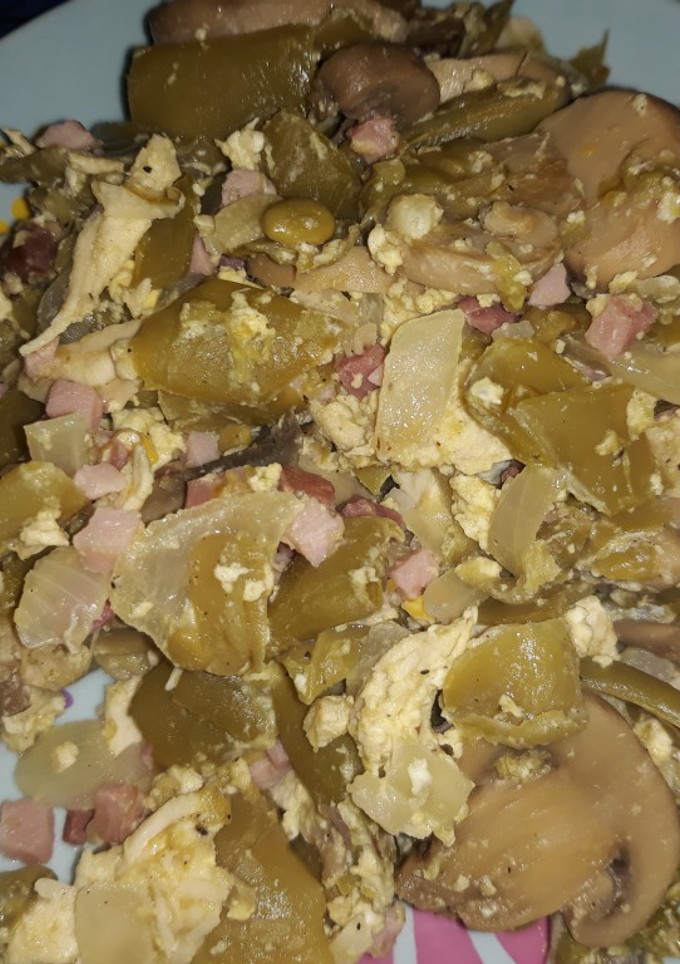 Una foto de Judías planas con taquitos de jamón, pollo y huevo