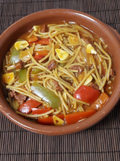 Una foto de Cazuela de fideos con tomate