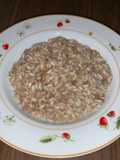 Risotto con gli avanzi di carne lessa e funghi secchi