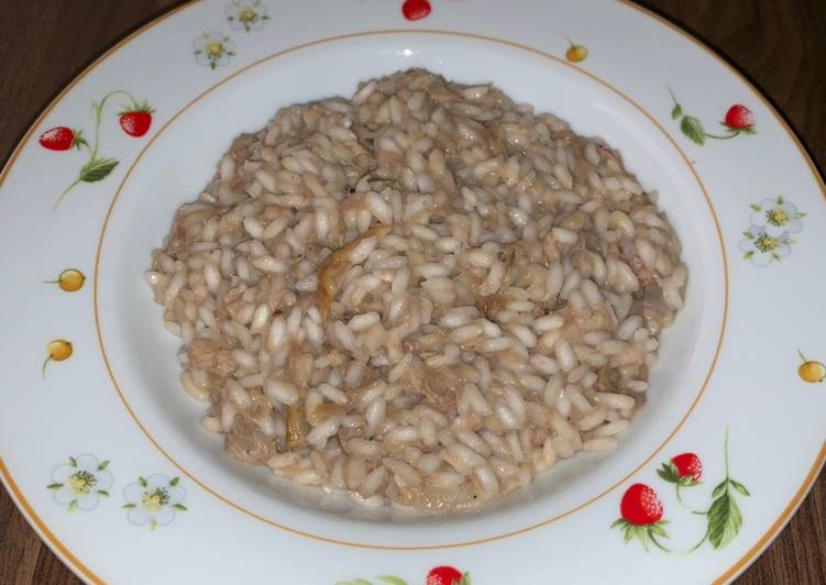 Risotto con gli avanzi di carne lessa e funghi secchi
