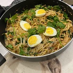 A picture of Chicken chow mien.