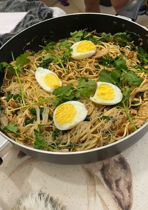 A picture of Chicken chow mien.