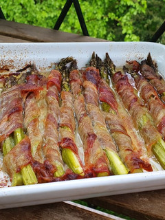 Baconbe tekert sült zöld spárga recept fotója