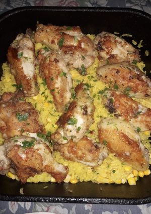 Una foto de Arroz amarillo con choclo y alitas asadas