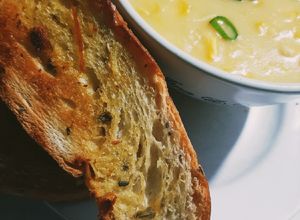 Foto resep Corn cream soup with Crispy Garlic bread