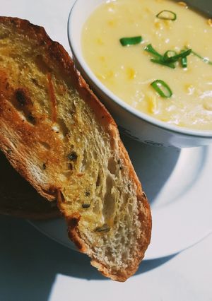 Foto resep Corn cream soup with Crispy Garlic bread