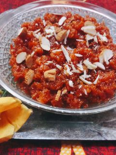 गाजर का हलवा (gajar ka halwa recipe in marathi) रेसिपी चे मुख्य फोटो