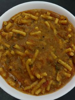 જૈન સેવ, દૂધી, ટામેટા & કેપ્સિકમ નું શાક (Jain Sev Dudhi Tomato Capsicum Shak Recipe in Gujarati) રેસીપી મુખ્ય ફોટો