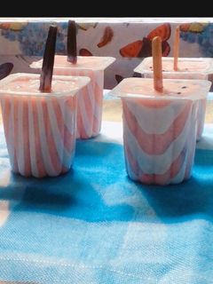 Una foto de Helado de fresas, plátano y queso 🍓🍌🍦🍨