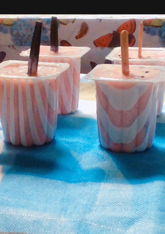 Una foto de Helado de fresas, plátano y queso 🍓🍌🍦🍨