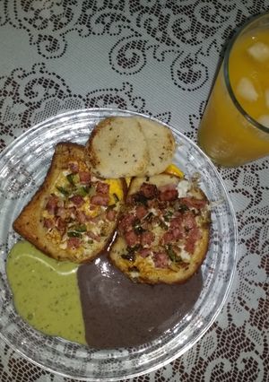 Una foto de Tostada con huevo y tocino