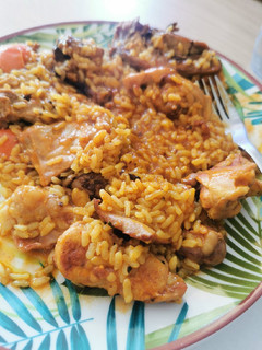 Una foto de Paella de conejo en olla GM