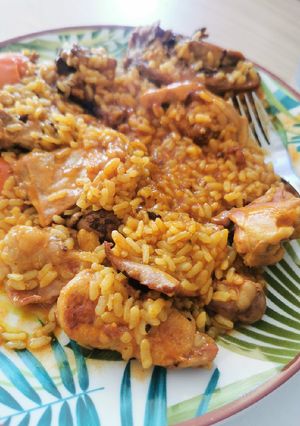 Una foto de Paella de conejo en olla GM