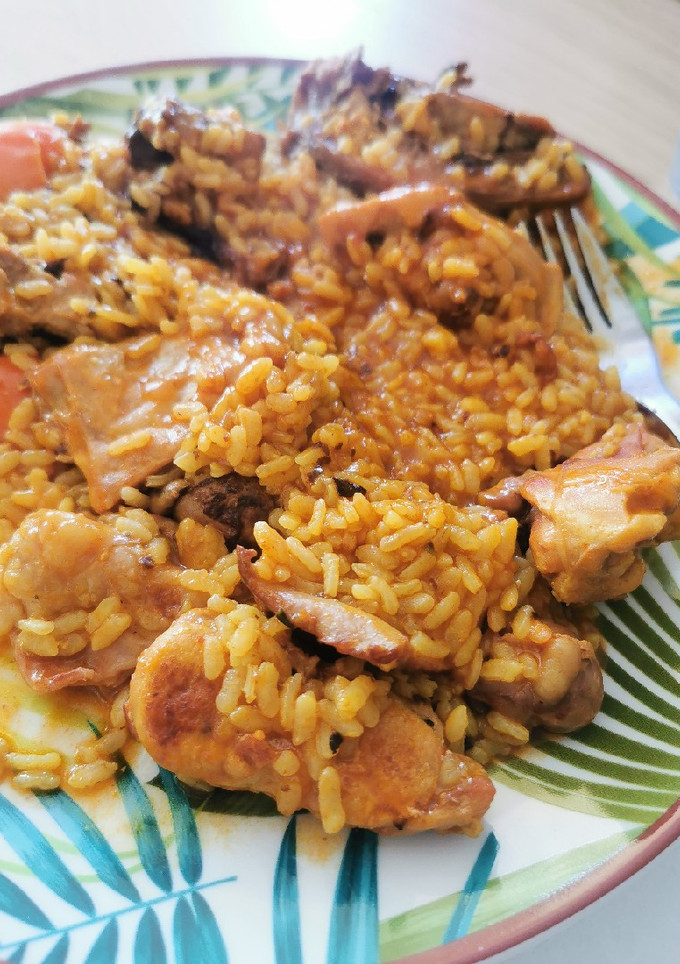 Una foto de Paella de conejo en olla GM