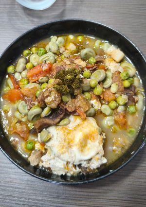 Una foto de Habas con huevo y jamón